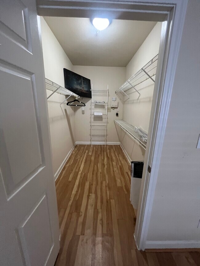 Building Photo - 3300 Cummins St