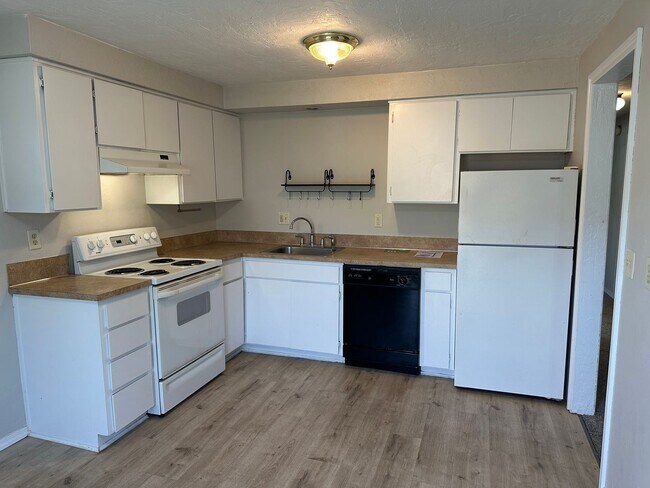 Building Photo - Updated 2 bed 1 bath dulpex in Springfield!
