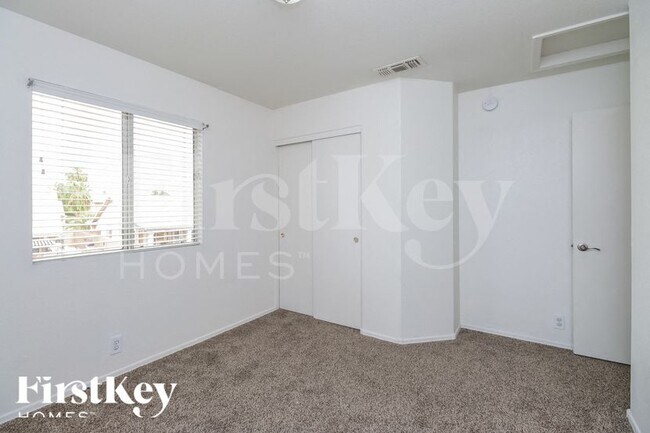 Building Photo - 1562 E Oakland St