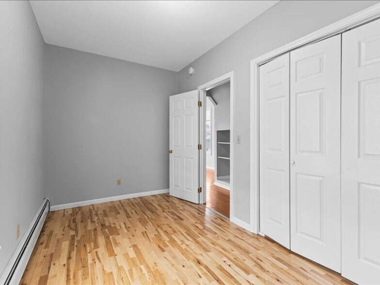 Building Photo - 158 Main St