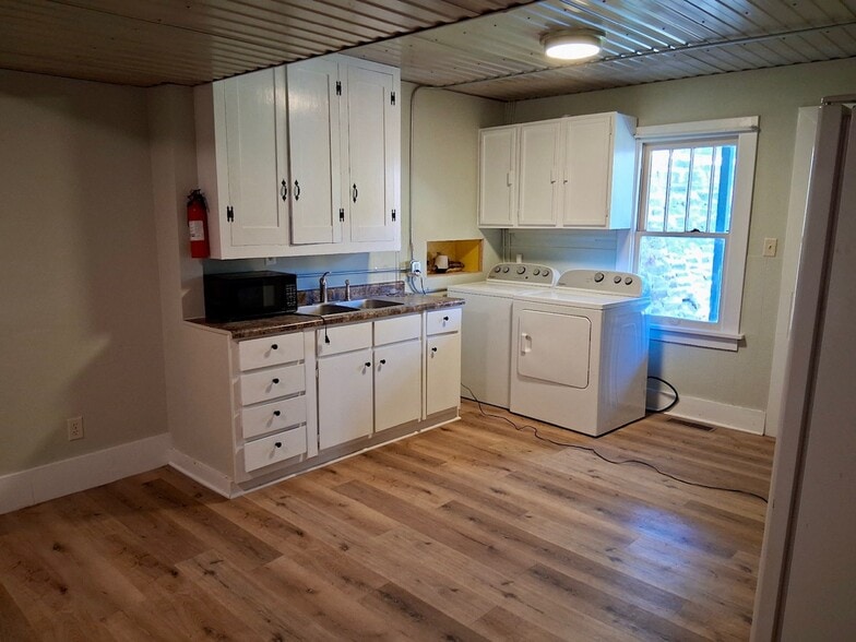 Kitchen - 334 Gwinn Ave