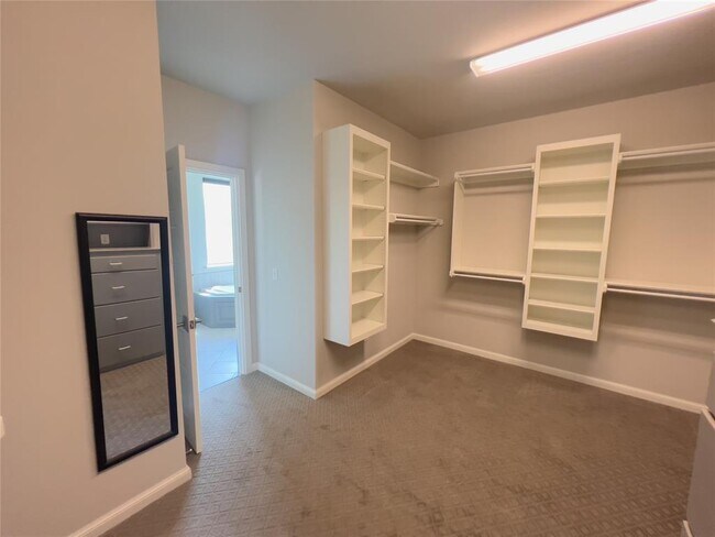 Building Photo - 424 Seville Dr