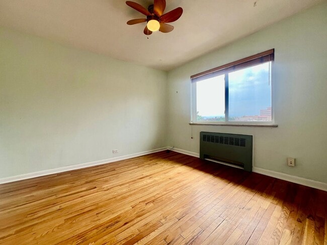 Building Photo - Charming Condo in Capitol Hill