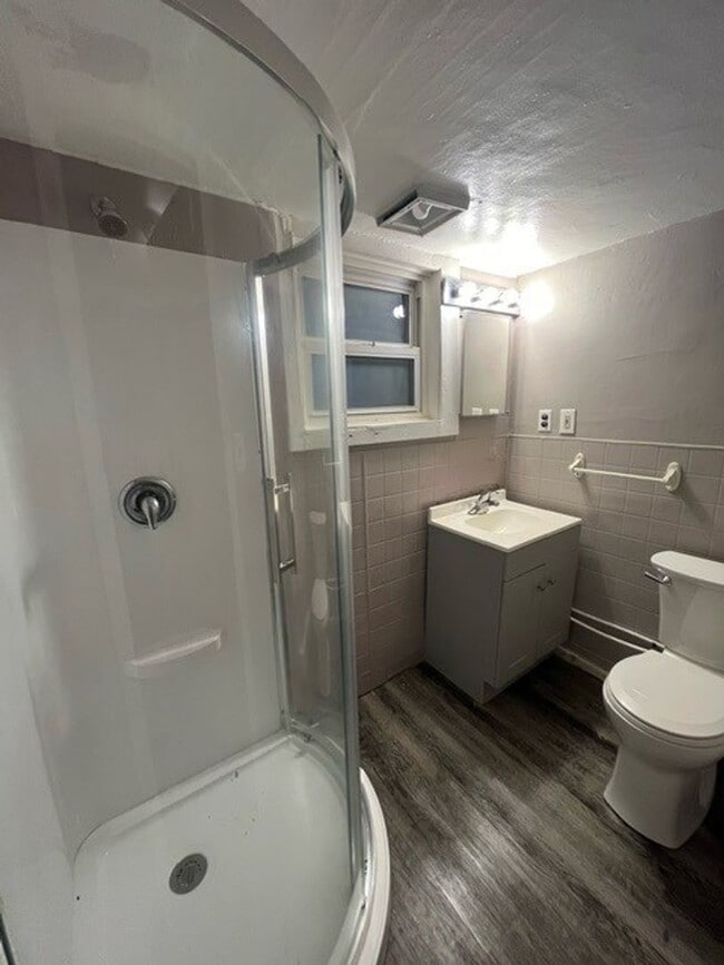 Building Photo - 2 Bedroom 1 Bath