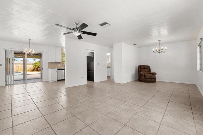 Building Photo - 225 E Ilex Dr