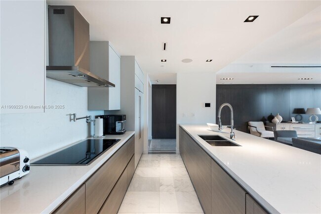 Building Photo - 17475 Collins Ave