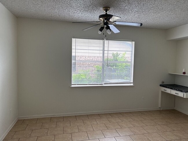 Building Photo - 2408 Carnation Dr