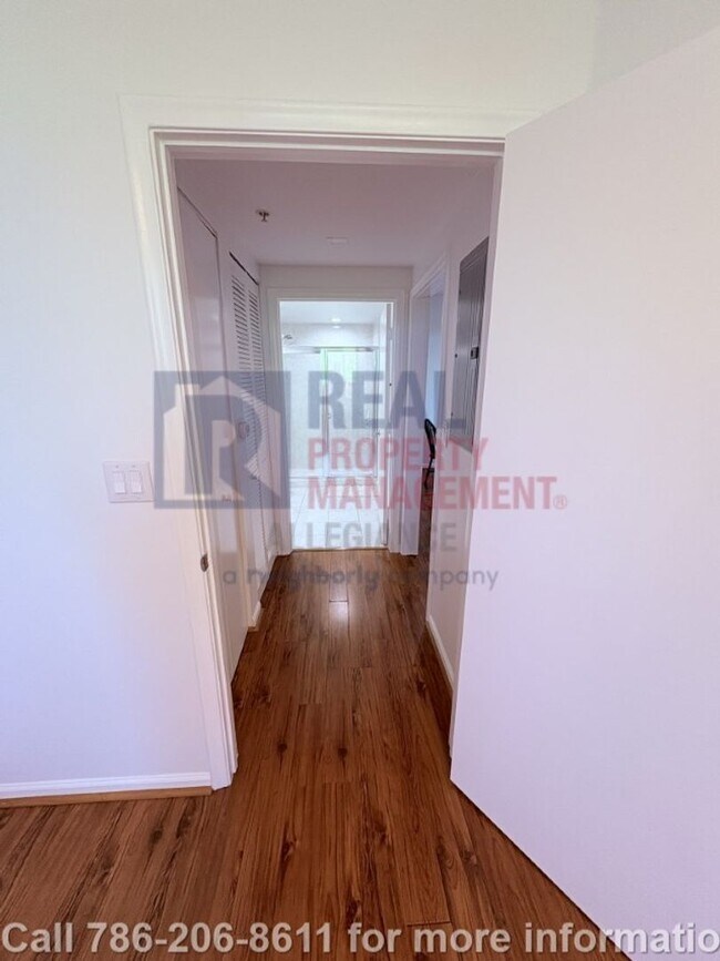 Building Photo - Modern 2BR/2BA Condo in Aventura – Furnish...