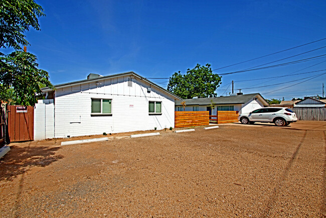 Building Photo - 221 N Elm St