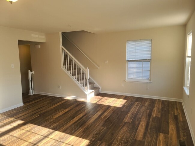 Building Photo - 3 Bedroom 2 1/2 bath ** End Unit** Townhome for Rent in Waynesboro