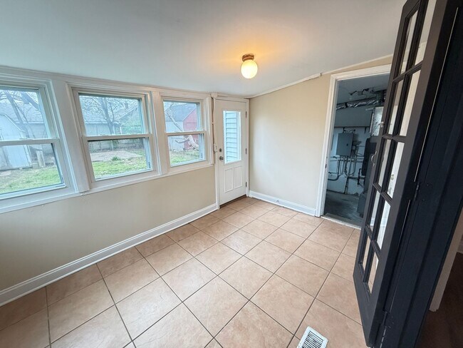 Building Photo - 825 Parkway Dr