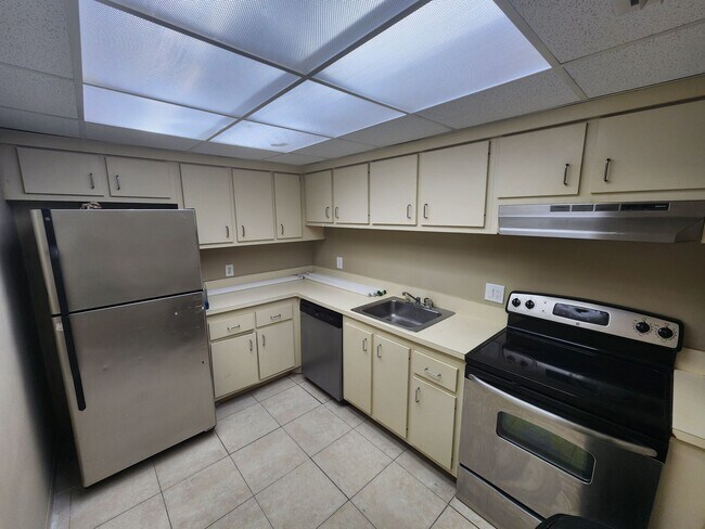 Building Photo - Large Nice and Clean 1BR/1.5BA with Great Layout  in Prime Inverrary Location (Rent includes wate...
