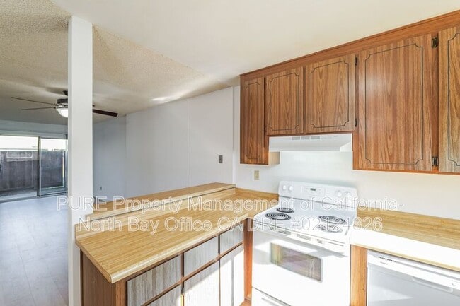 Building Photo - 629 Racquet Club Cir