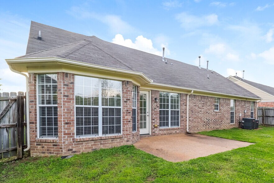 Building Photo - 10316 Cottage Oaks Dr