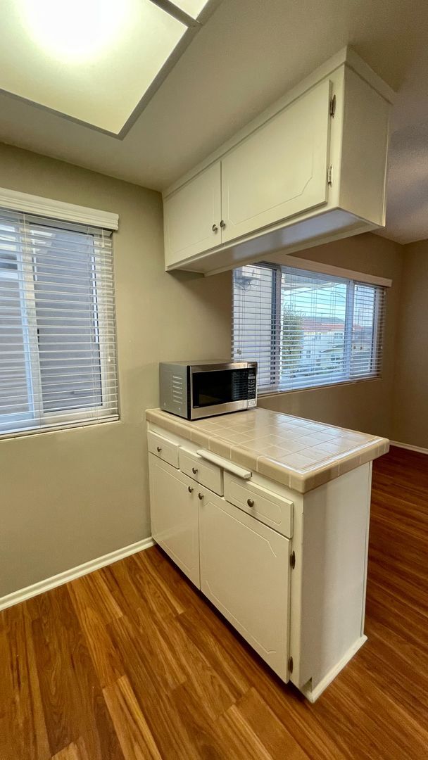 Building Photo - 2 Bedroom, 2 Bath Condo Blocks to the Beach, Pet Friendly, Sunset Views, Parking!