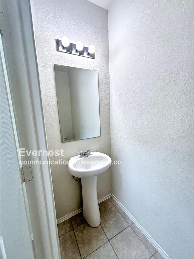 Building Photo - Charming and Spacious 3-Bedroom Home with ...