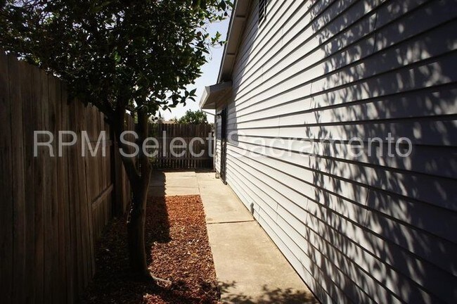 Building Photo - 5277 Eden View Dr