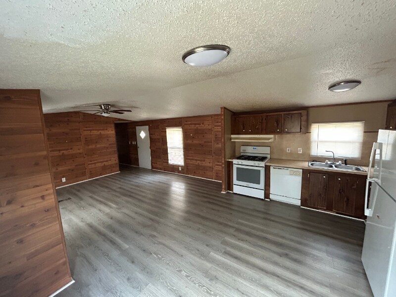 Building Photo - 2060 Deborah Ln