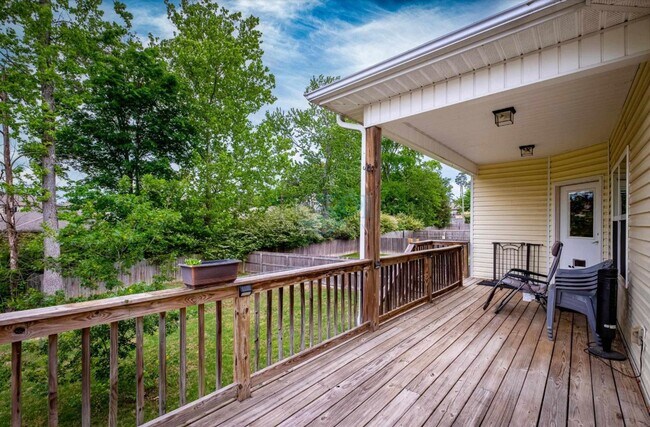 Building Photo - Gorgeous Find In West Little Rock!