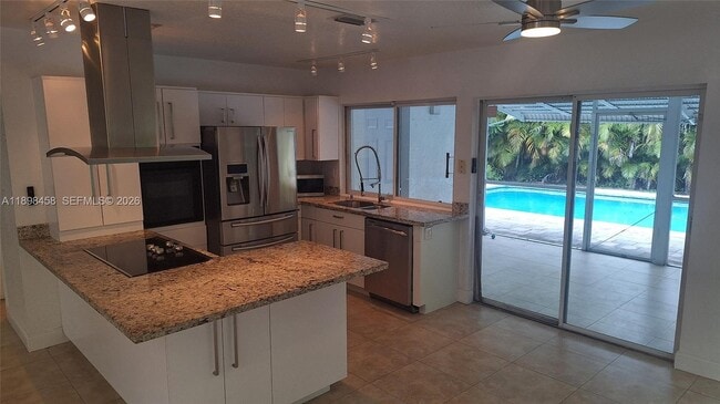 Building Photo - 1575 NE 38th St