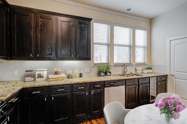 Building Photo - 4323 Dickason Ave