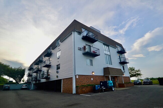 Building Photo - 115 Short Beach Rd