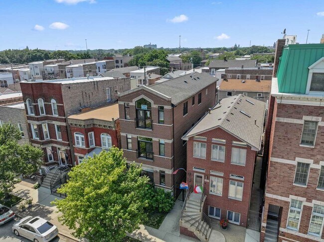 Building Photo - 3106 S Wells St