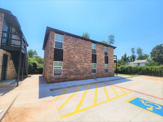 Building Photo - New 3 Bed 2 Bath Duplexes SW 40th & Shield...