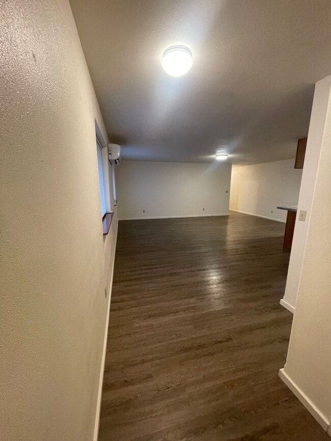 Building Photo - Convieniently located charming duplex with modern updates!