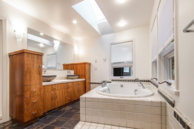 Building Photo - Portland Heights Home w/High-End Finishes! Double Range Viking Stove, Granite, Wood Floors, Sun R...