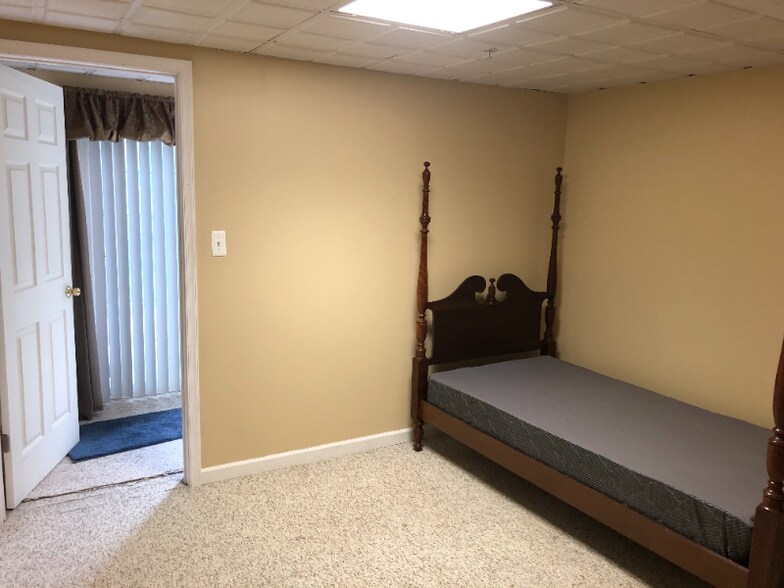 Building Photo - 8809 Royal Crest Dr