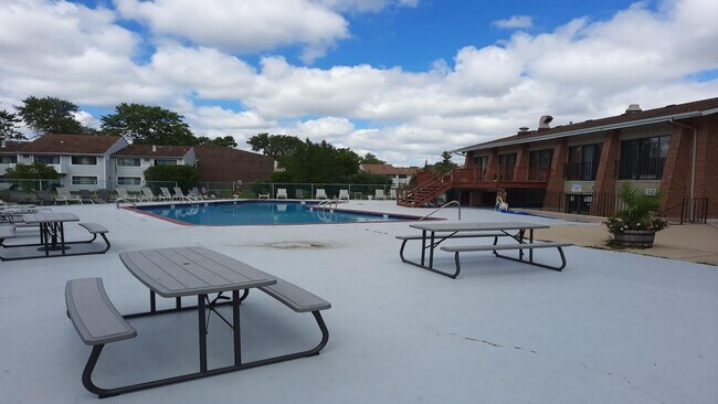 Building Photo - Spacious & Updated 2-Bed, 2-Bath Condo in Desirable Palatine Location