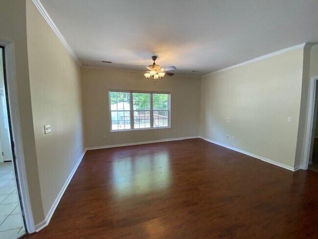 Building Photo - Welcome to this stunning 3-bedroom, 2-bath...