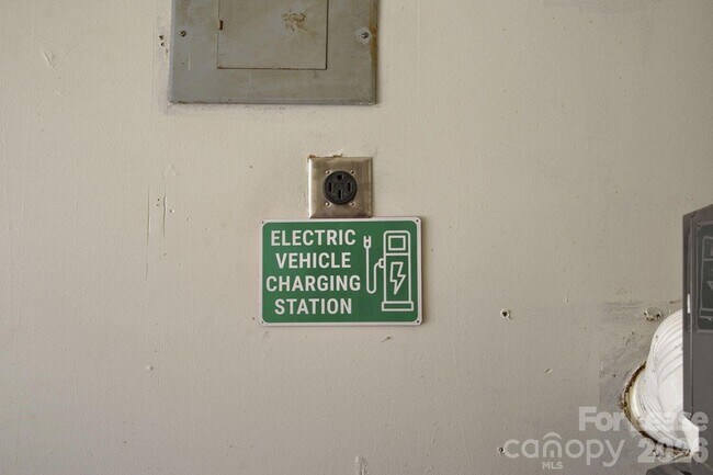 Building Photo - 6520 Red Maple Dr