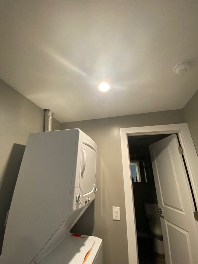 Building Photo - 7132 47th Ave SW