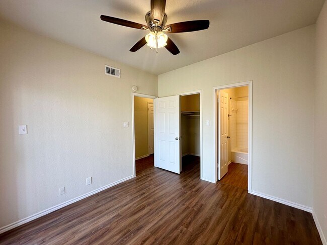 Building Photo - Remodeled 2/2 Condo in West Campus