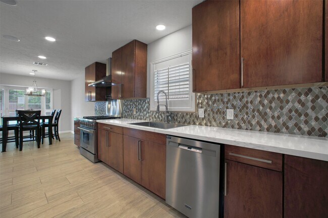 Building Photo - 15815 Baytree Dr