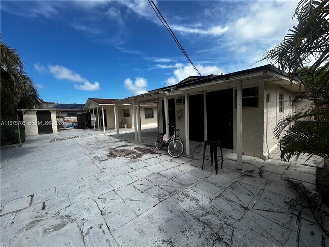 Building Photo - 916 SW 10th St