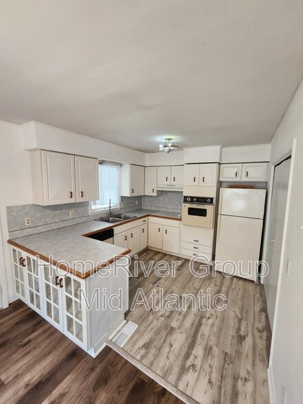 Building Photo - 6 Greenwood Ln