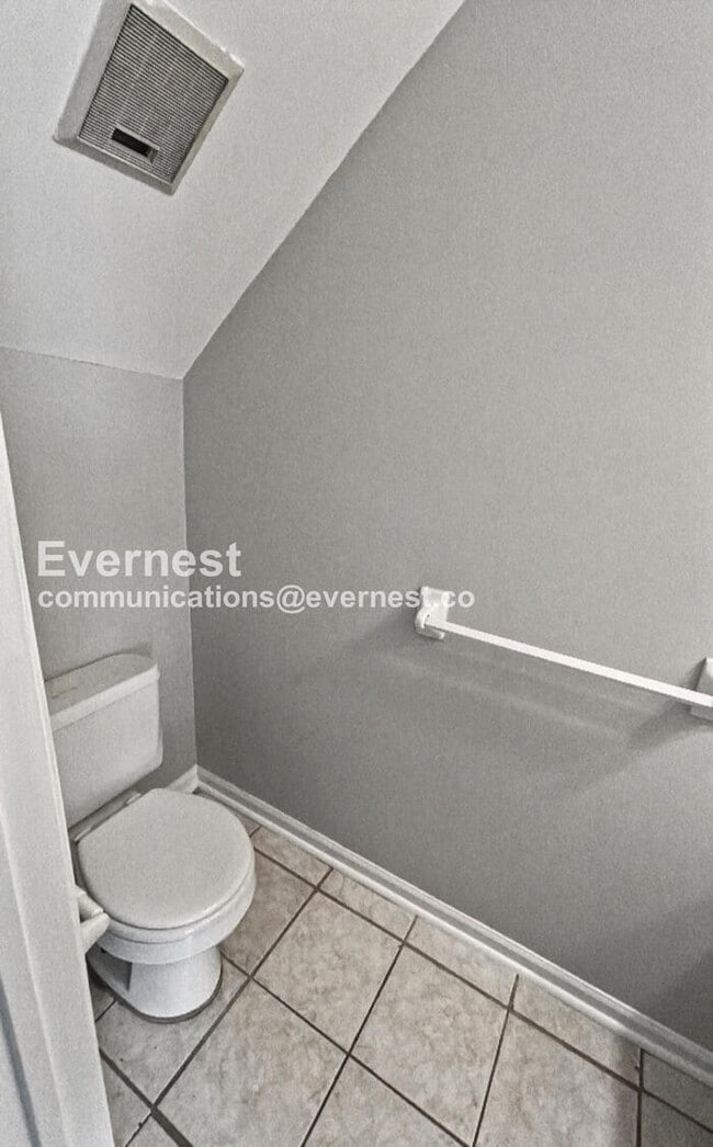 Building Photo - 2463 Hampstead Dr