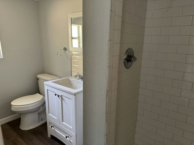 Building Photo - 1250 Lakeview Dr