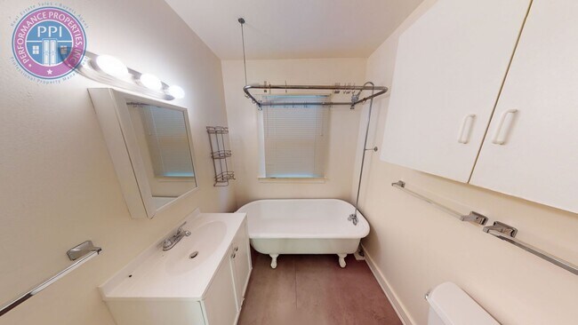 Building Photo - Mt. Tabor Craftsman! Covered Front Porch & Fenced Backyard