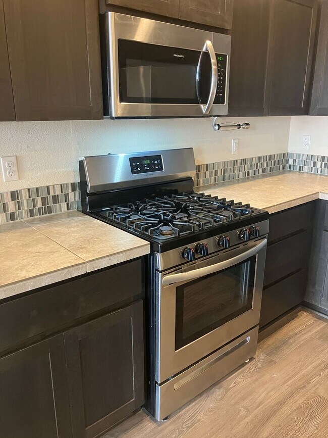 Building Photo - Three Bedroom Townhouse in South Salem