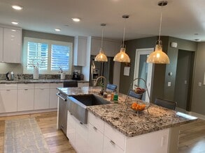 Building Photo - Luxurious 2 Bedroom w/ Office in La Jolla ...