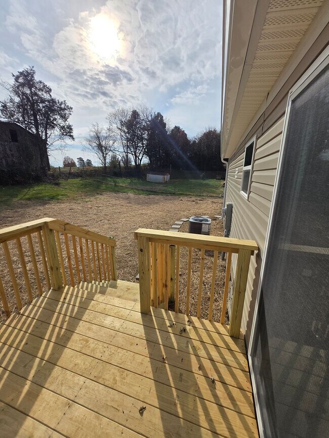 Building Photo - For Rent: Beautiful 3 Bedroom, 2 Bathroom Home