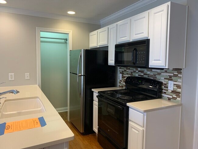 Building Photo - Awesome Carriage House in Chatham Arch!