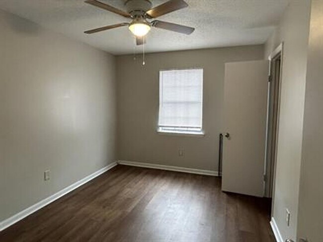 Building Photo - 220 Garden Cir