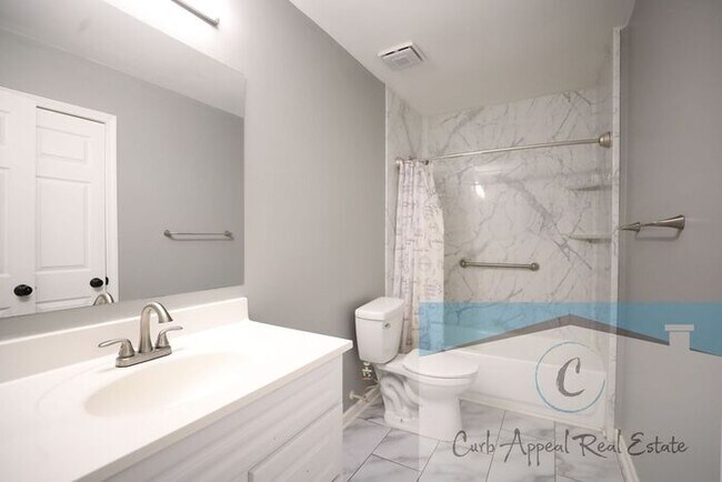 Building Photo - Move in special $800!! 3 bed, 2 bath home with a huge, fenced yard near Valley View school!!