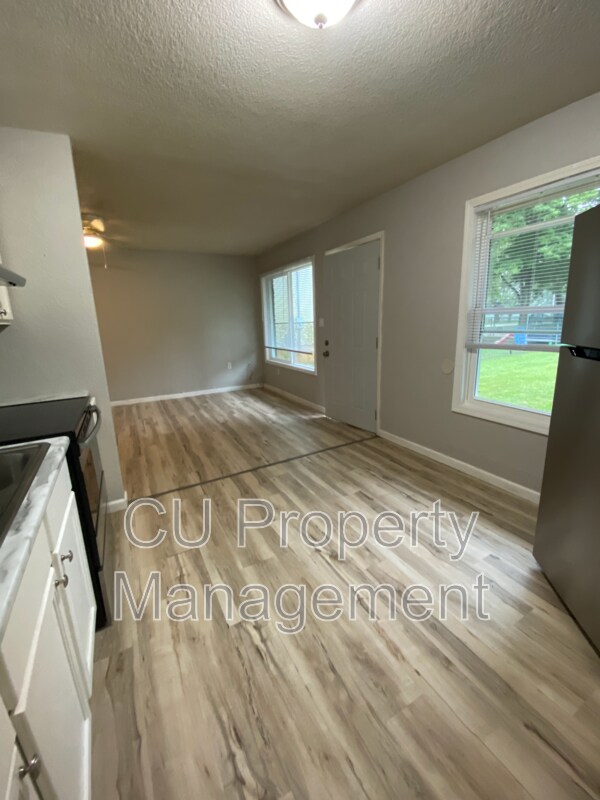 Building Photo - 333 S Steffler St