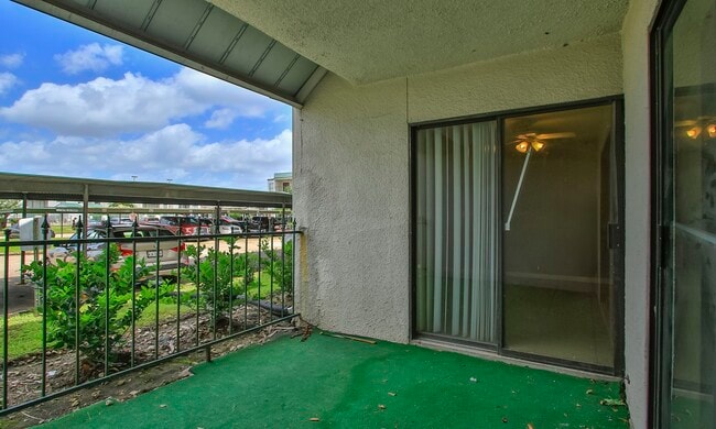 Building Photo - 2822 S Bartell Dr